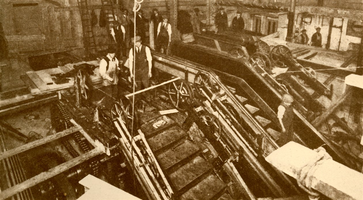 إنشاء سلالم متحركة في محطة البنك ، لندن ، c1930. بواسطة غير معروف