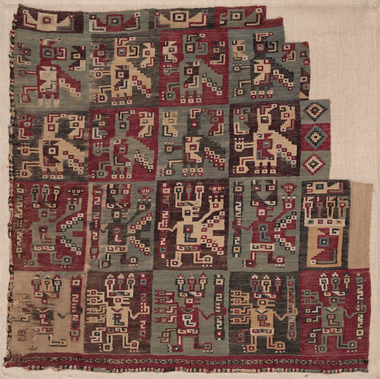 قطعة زاوية ، ربما من سترة ، 700-1100 م. بواسطة غير معروف