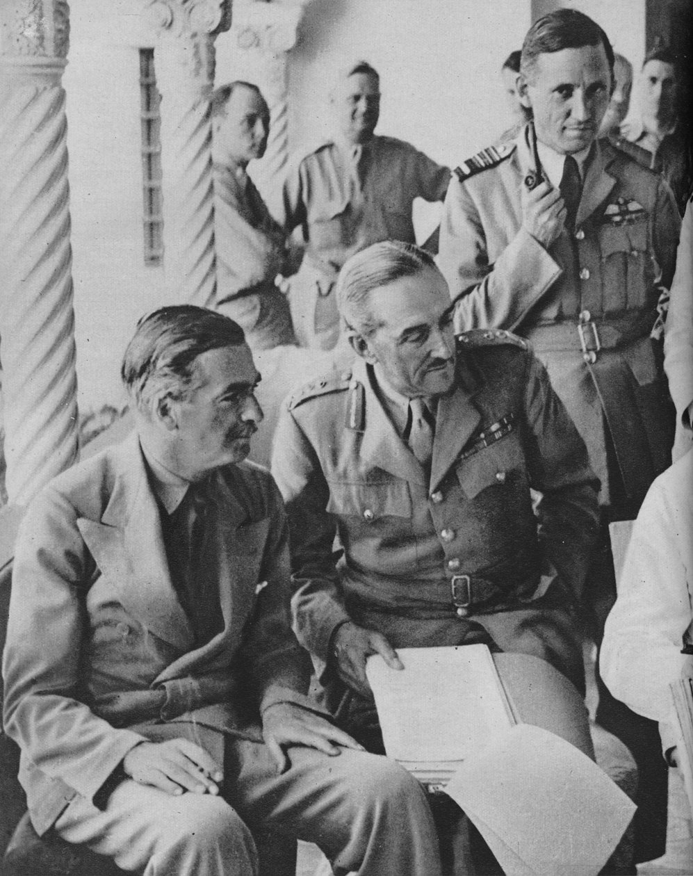 مجلس الحرب في الجزائر: السيد تشرشل مع نقبائه ، 1943 بواسطة غير معروف