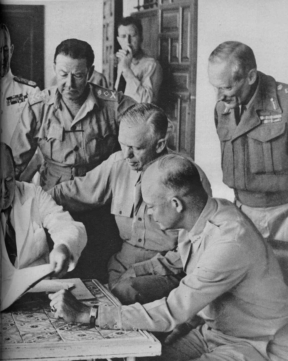 مجلس الحرب في الجزائر: السيد تشرشل مع نقبائه ، 1943 بواسطة غير معروف