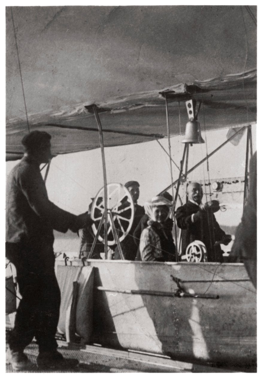 الكونت زيبلين مع ابنته في جندول زيبلين LZ3 ، ألمانيا ، c1906-1908 1933 بواسطة غير معروف