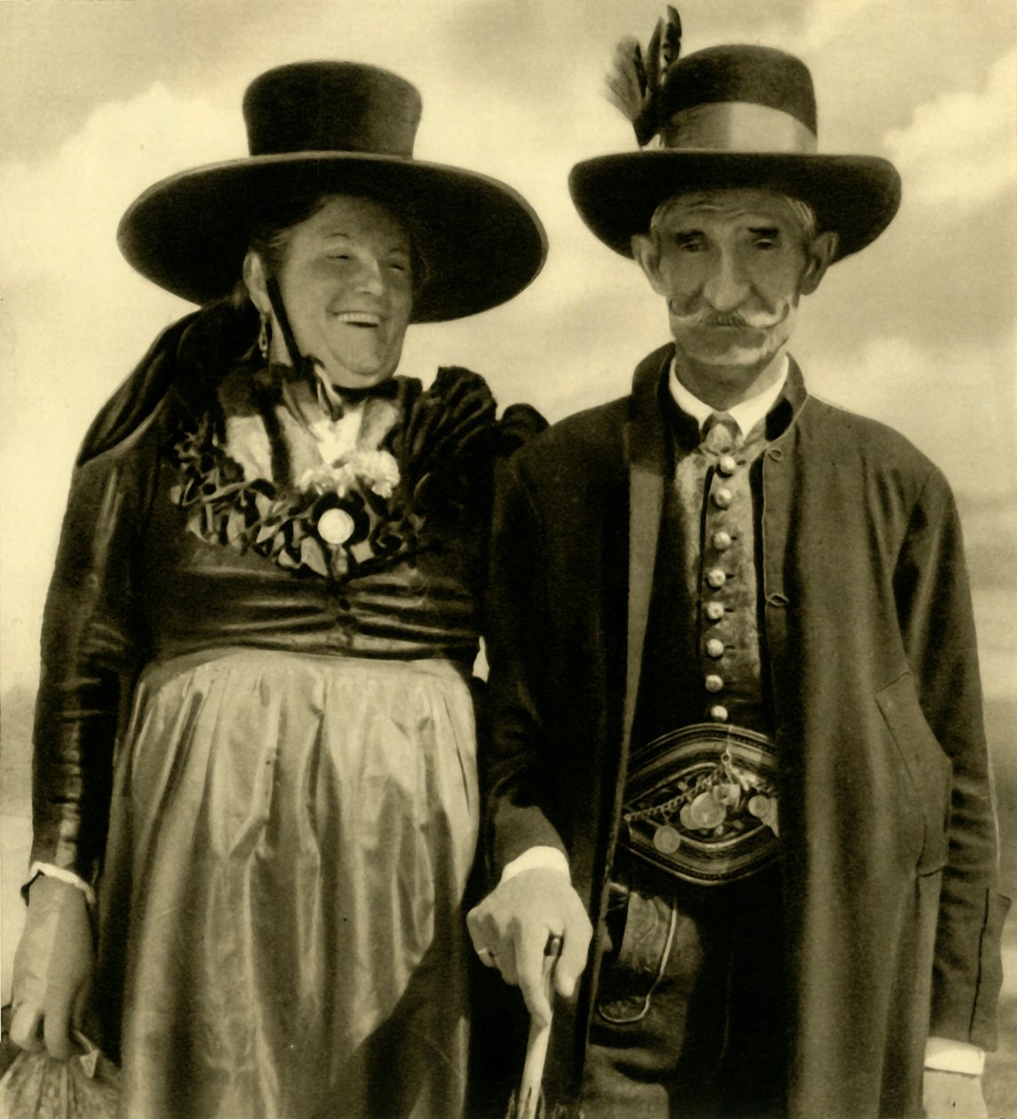 الزوجان في الزي التقليدي ، سانكت لامبرشت ، ستيريا ، النمسا ، c1935. بواسطة غير معروف