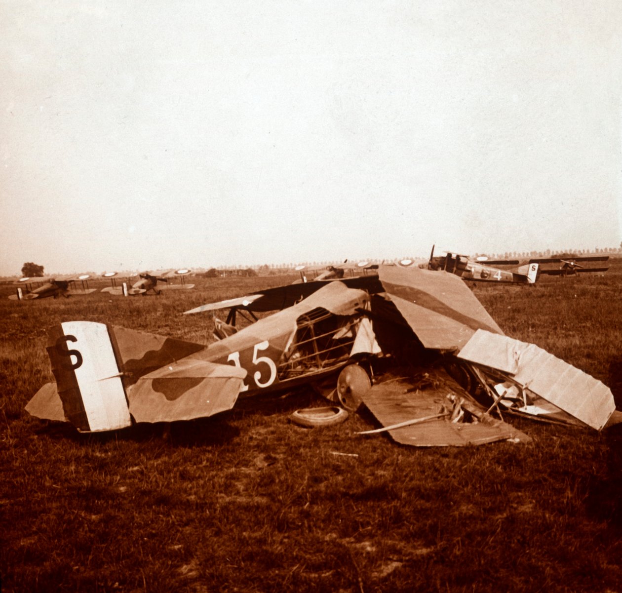 طائرة محطمة ، c1914-c1918 بواسطة غير معروف