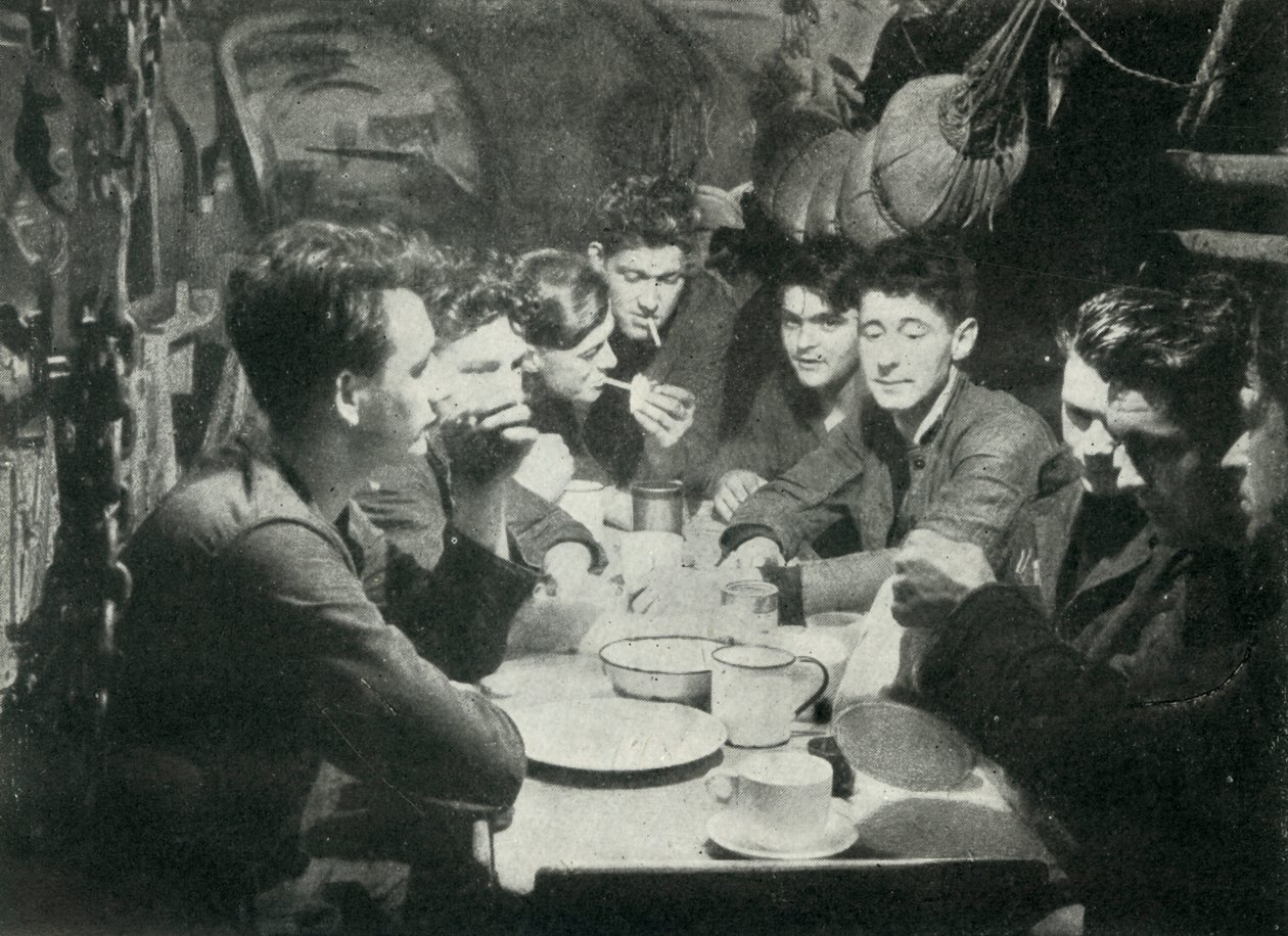 طاقم غواصة بريطانية في غرفة الفوضى ، الحرب العالمية الثانية ، 1945. بواسطة غير معروف