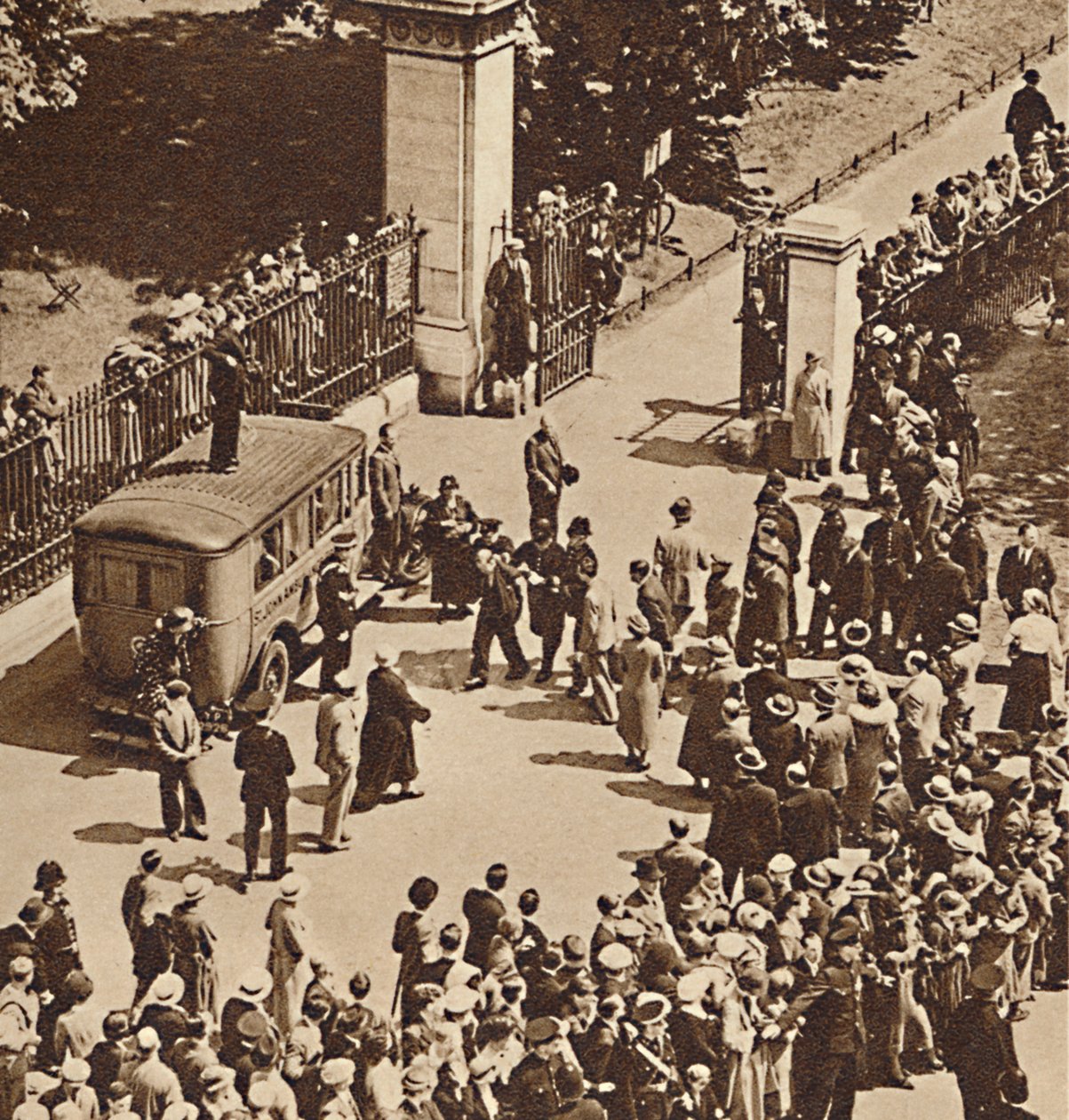 يراقب الحشد الرجل المعتقل الذي تم نقله إلى عربة الشرطة ، 1937 بواسطة غير معروف