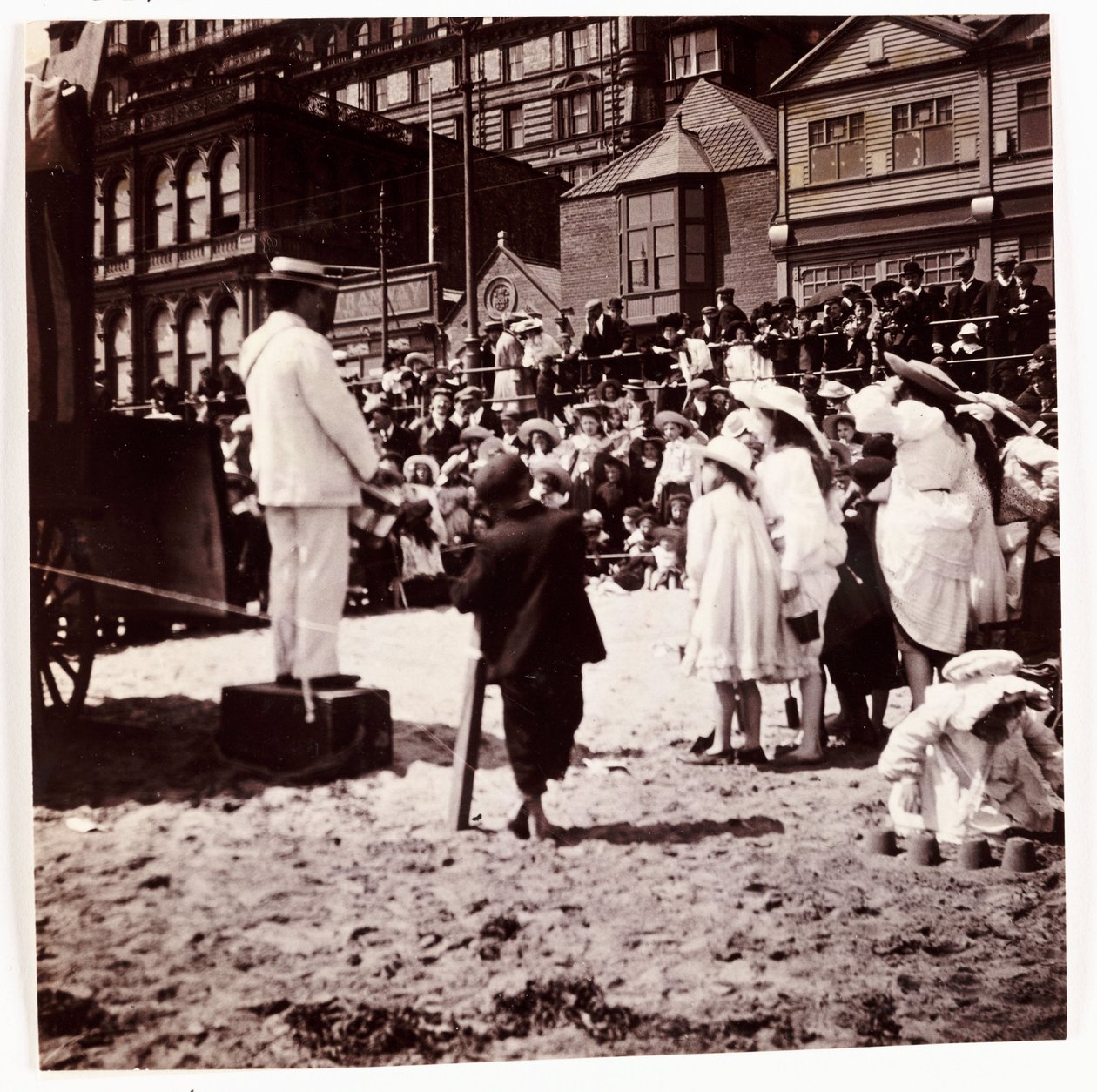 حشد يشاهد فنان شاطئي ، حوالي 1905 بواسطة غير معروف