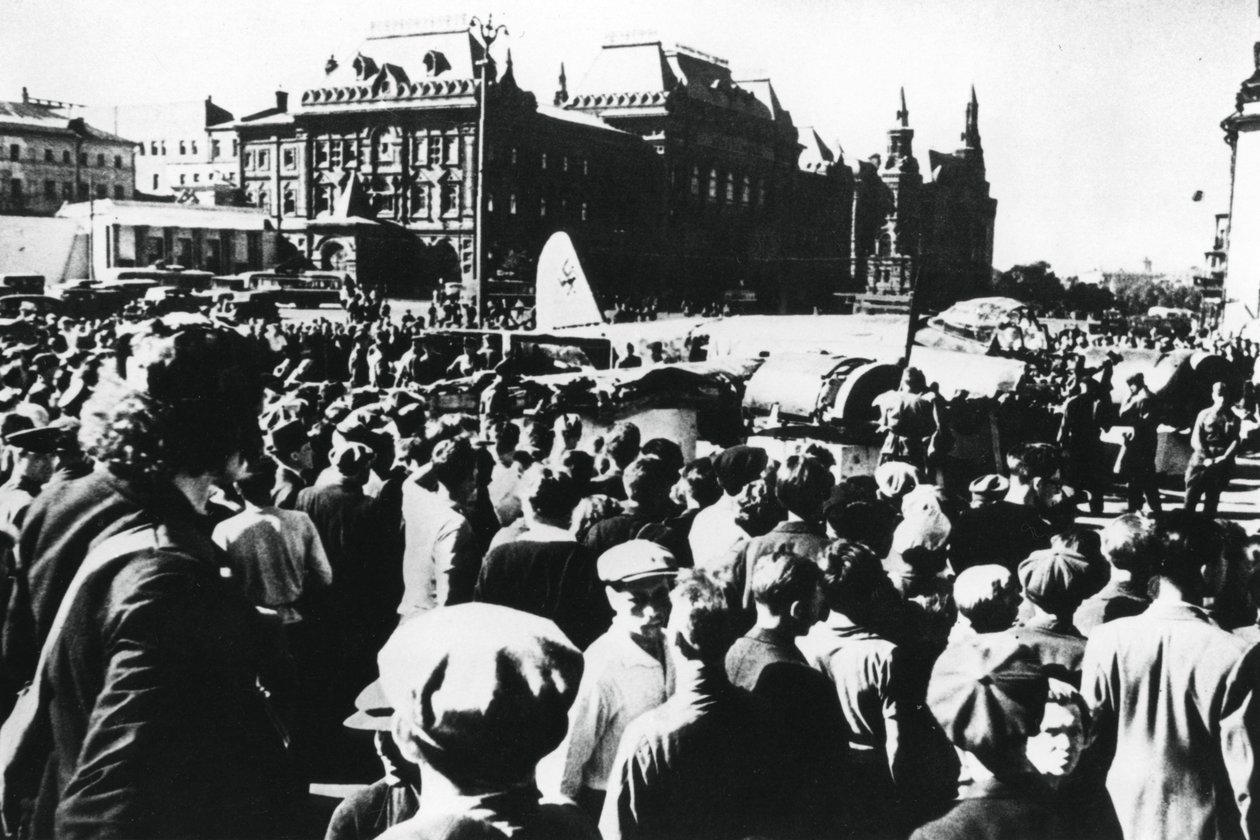 حشود حول مفجر ألماني مُسقط معروض في ساحة سفيردلوف ، موسكو ، 1941 بواسطة غير معروف