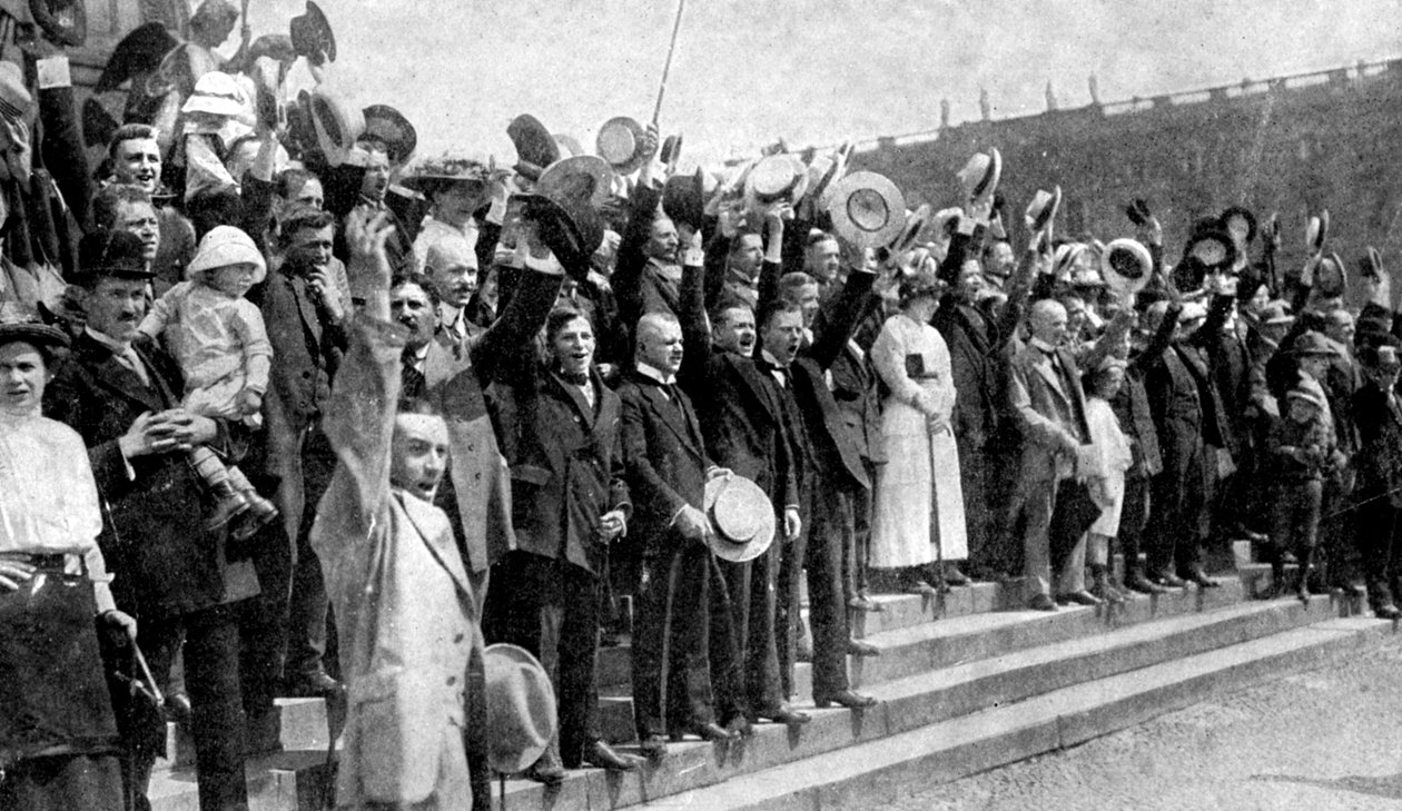 حشود تهتف خلال اندلاع الأعمال العدائية ، حمى الحرب في ألمانيا ، الحرب العالمية الأولى ، 1914 بواسطة غير معروف