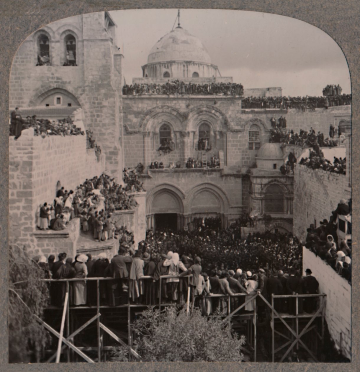 حشود تملأ كل مكان في كنيسة القيامة ، c1900 بواسطة غير معروف