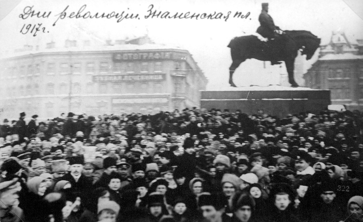 حشود في ساحة زنامنسكايا ، بتروغراد ، روسيا ، ثورة فبراير 1917 بواسطة غير معروف