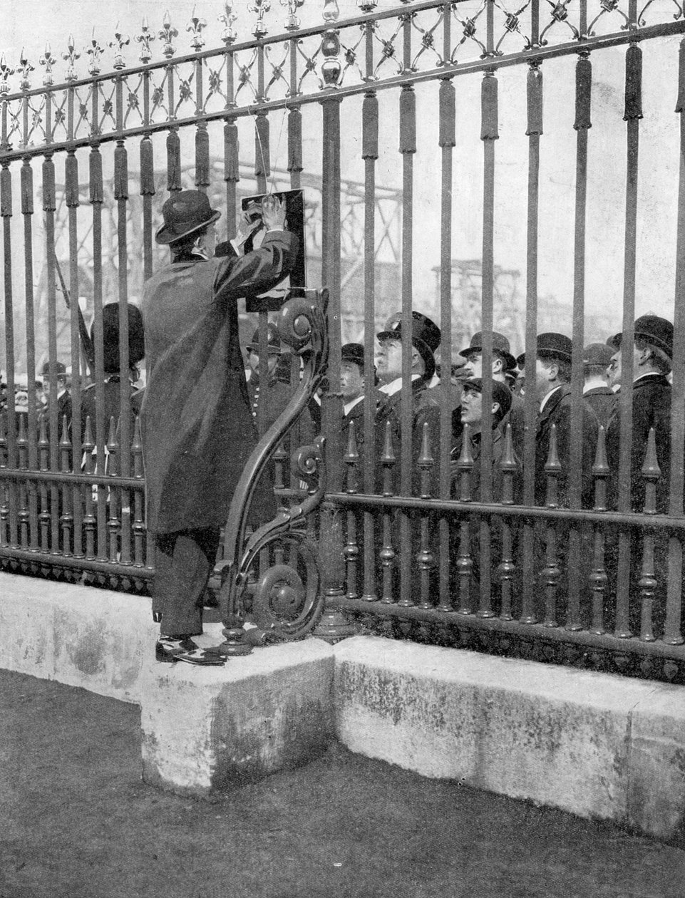 حشود خارج قصر باكنغهام في انتظار أنباء مرض الملك ، 5 مايو 1910 بواسطة غير معروف