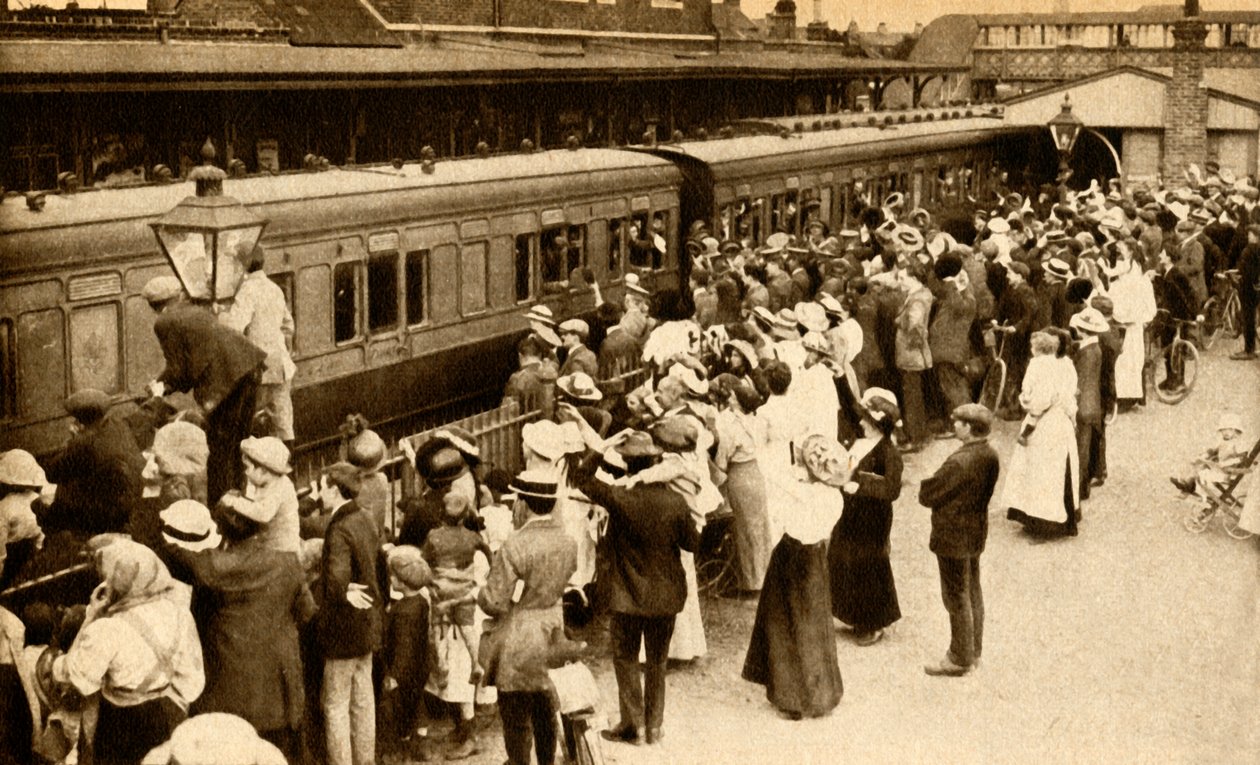 حشود تلوح بالقوات المغادرة للقتال في العالم الأول ، الحرب ، بريطانيا ، 1914 ، 1933. بواسطة غير معروف