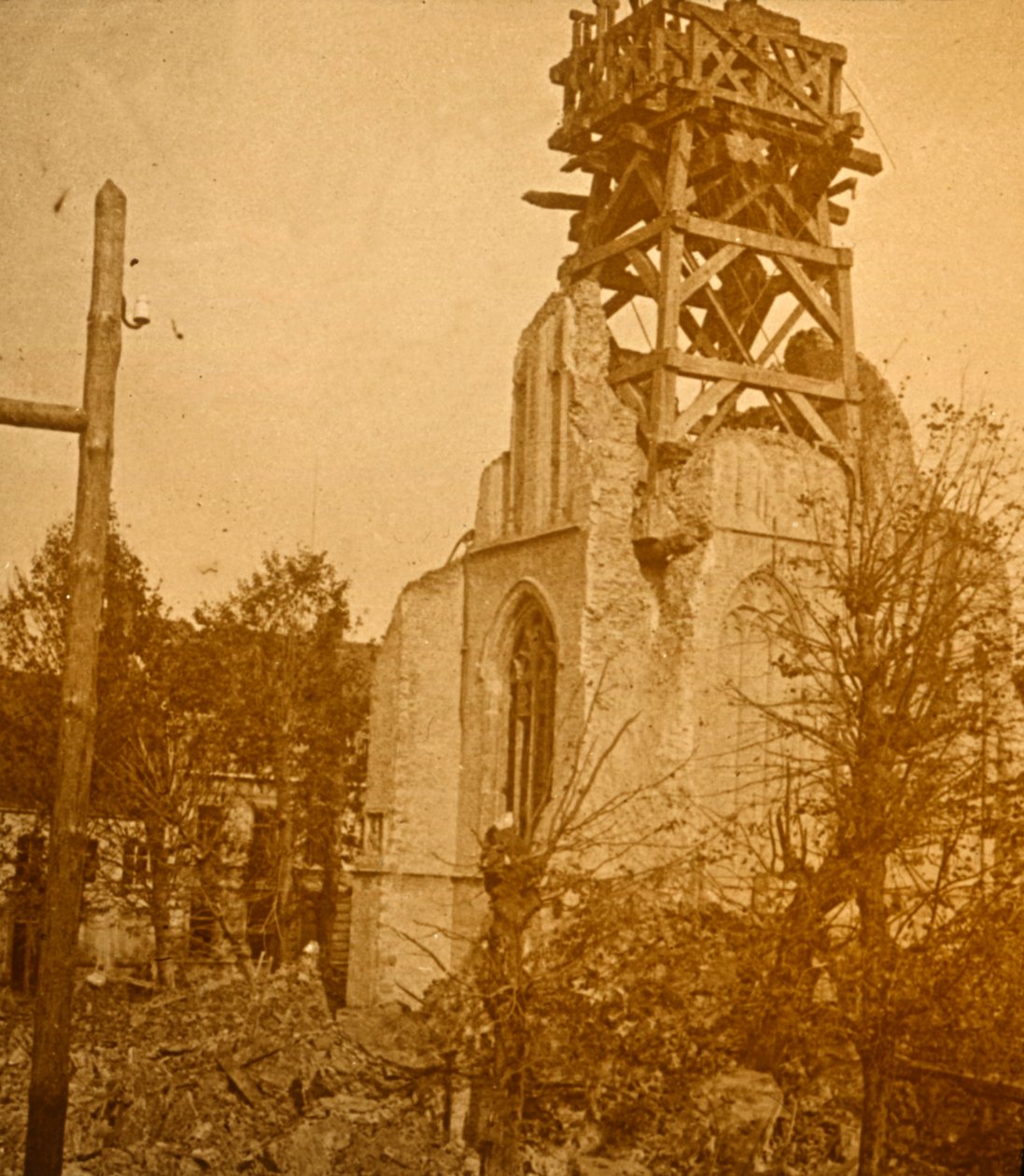 الكنيسة التالفة ، c1914-c1918 بواسطة غير معروف