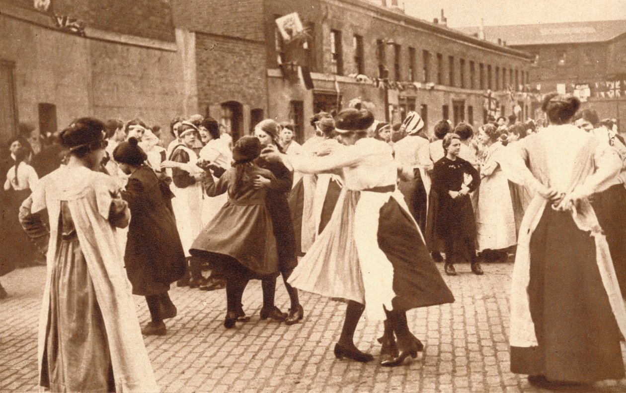 الرقص يحتفل بنهاية الحرب ، 1918 1935 بواسطة غير معروف