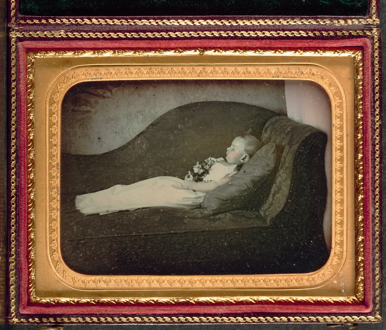 طفل ميت على أريكة ، ج. 1855. بواسطة غير معروف
