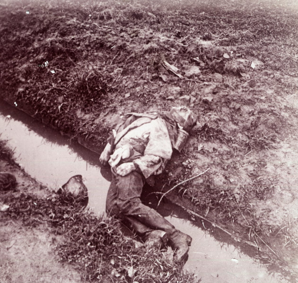 جندي ألماني ميت ، Ypres ، فلاندرز ، بلجيكا ، c1914-c1918 بواسطة غير معروف