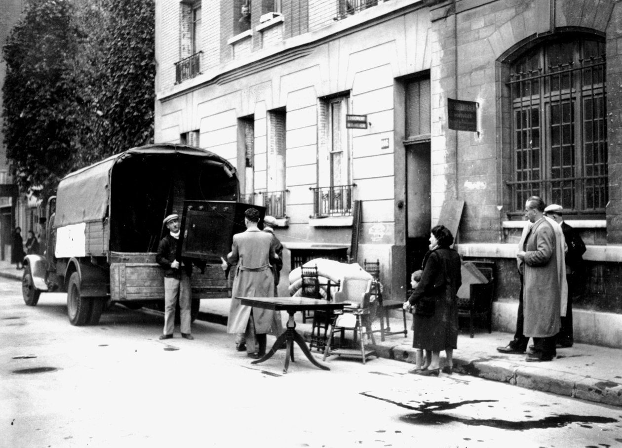 تسليم أثاث صادر من اليهود لضحايا قصف سلاح الجو الملكي ، باريس ، أبريل 1942 بواسطة غير معروف