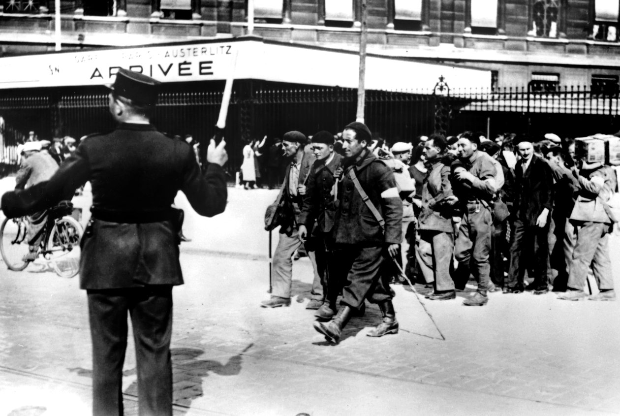 الجنود الفرنسيين المسرحين الذين وصلوا إلى غار داوسترليتز ، باريس ، 1945 بواسطة غير معروف