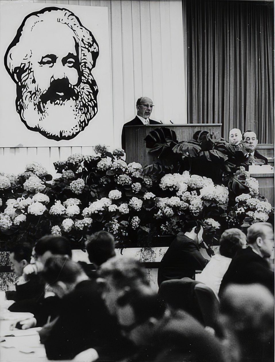 رئيس مجلس الدولة للجمهورية الديمقراطية الألمانية Walter Ulbricht في مؤتمر بمناسبة الذكرى 150 لميلاد كارل ماركس. قاعة مؤتمرات برلين. 2 مايو 1968 بواسطة غير معروف