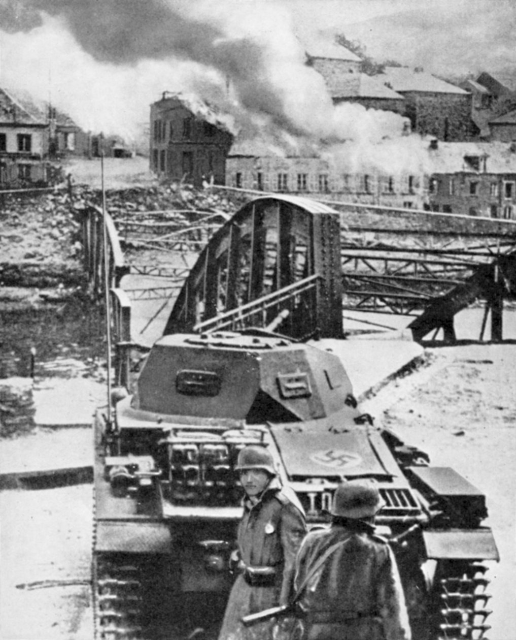 تدمير الجسر فوق نهر ميوز من قبل البلجيكيين لوقف التقدم الألماني ، الحرب العالمية 2 ، 1940 بواسطة غير معروف