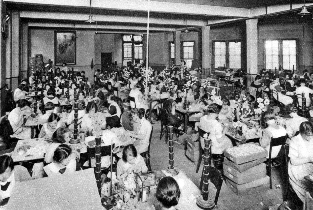فتيات معوقات يعملن في البعثة المسيحية للجرجير وزهرة البنات ، لندن ، 1926-1927 بواسطة غير معروف