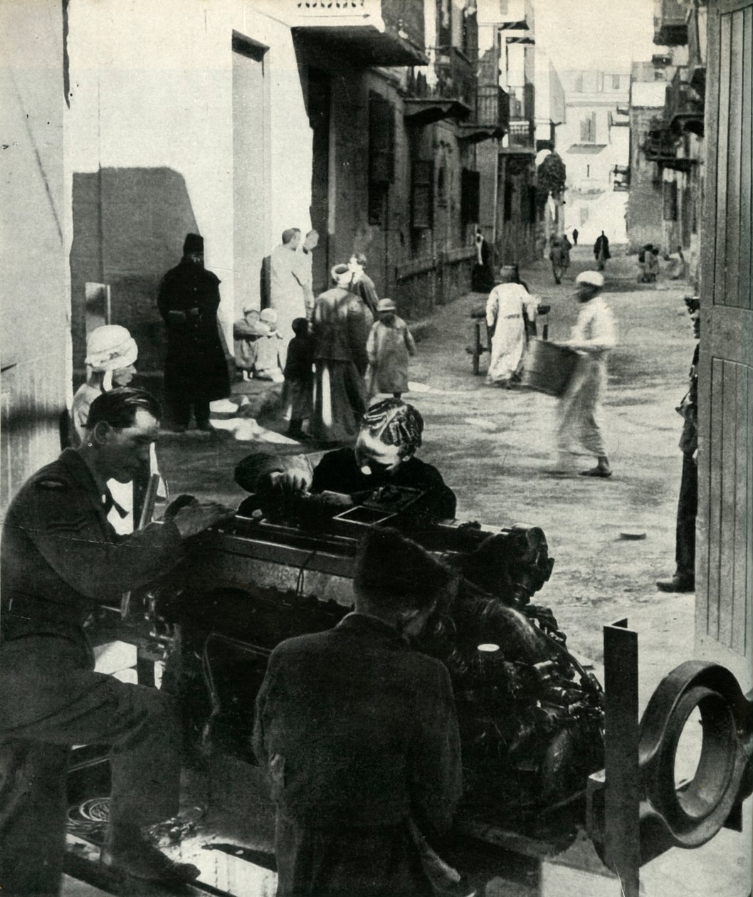 تنتشر في الشوارع الخلفية للقاهرة صناعة صغيرة كاملة ... c1942-1943 ، 1945. بواسطة غير معروف