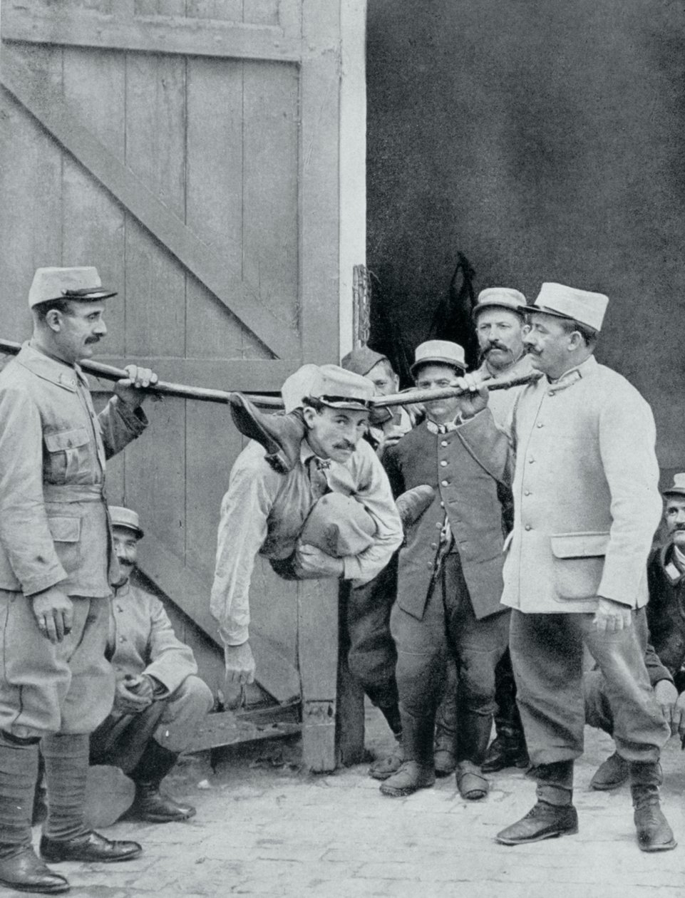 تشتيت الانتباه في الجبهة ، الثعبان البشري ، فرنسا ، الحرب العالمية الأولى ، 1915 بواسطة غير معروف
