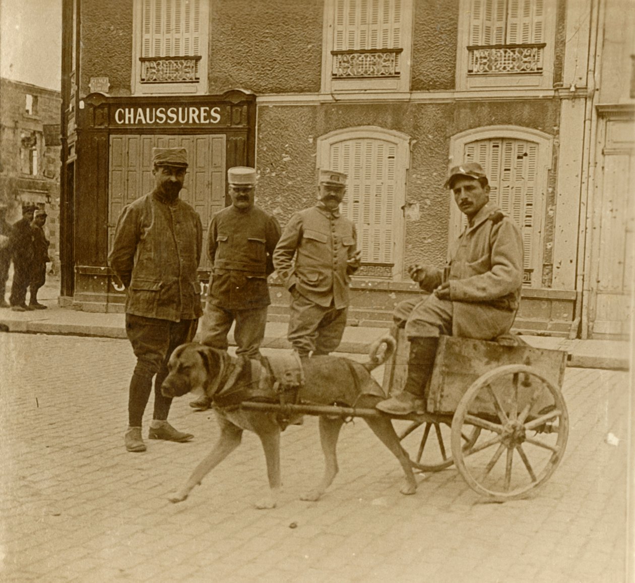 عربة الكلب ، فرنسا ، c1914-c1918 بواسطة غير معروف