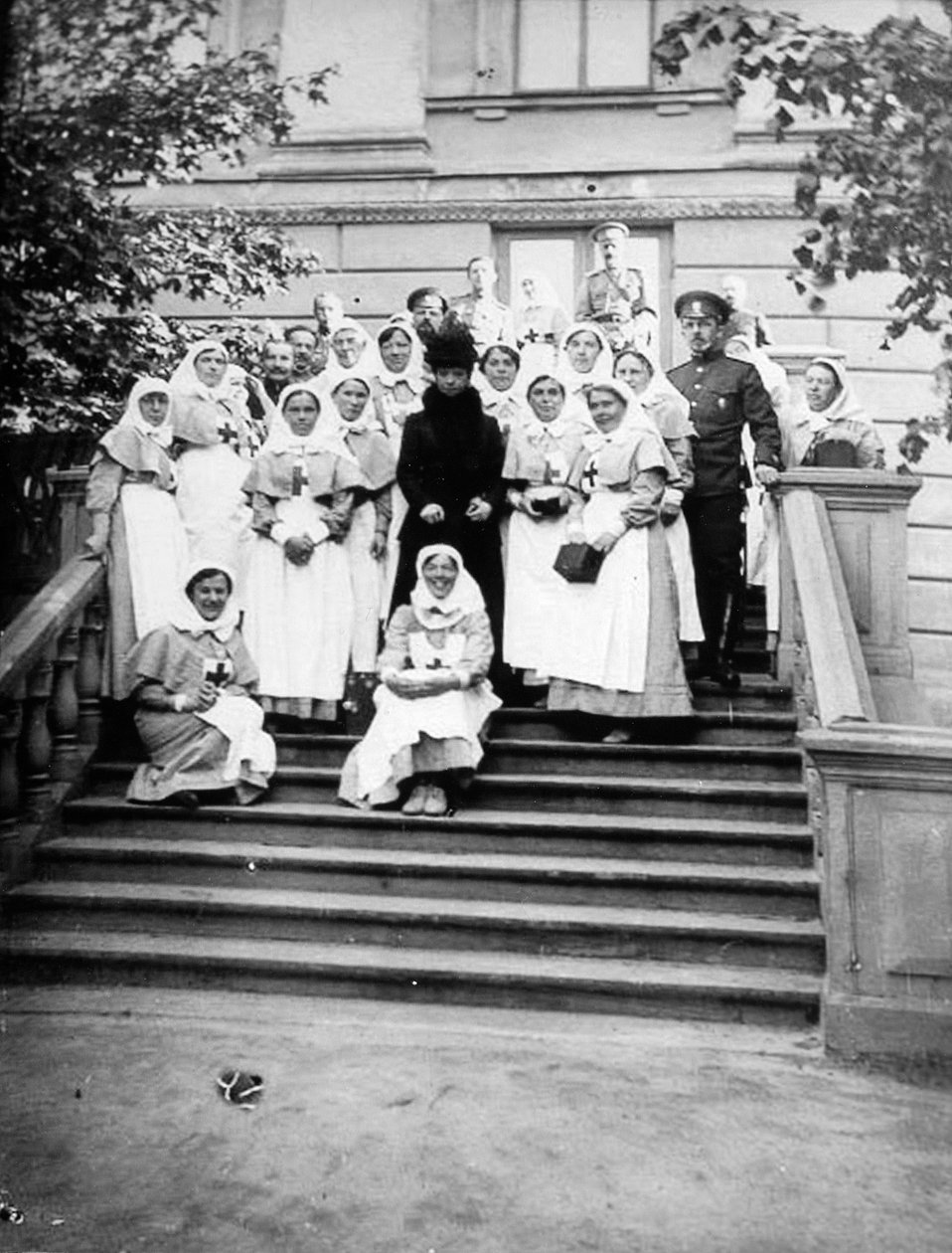 Dowager الإمبراطورة ماريا فيودوروفنا الروسية مع الممرضات خارج المستشفى ، روسيا ، 1916 بواسطة غير معروف