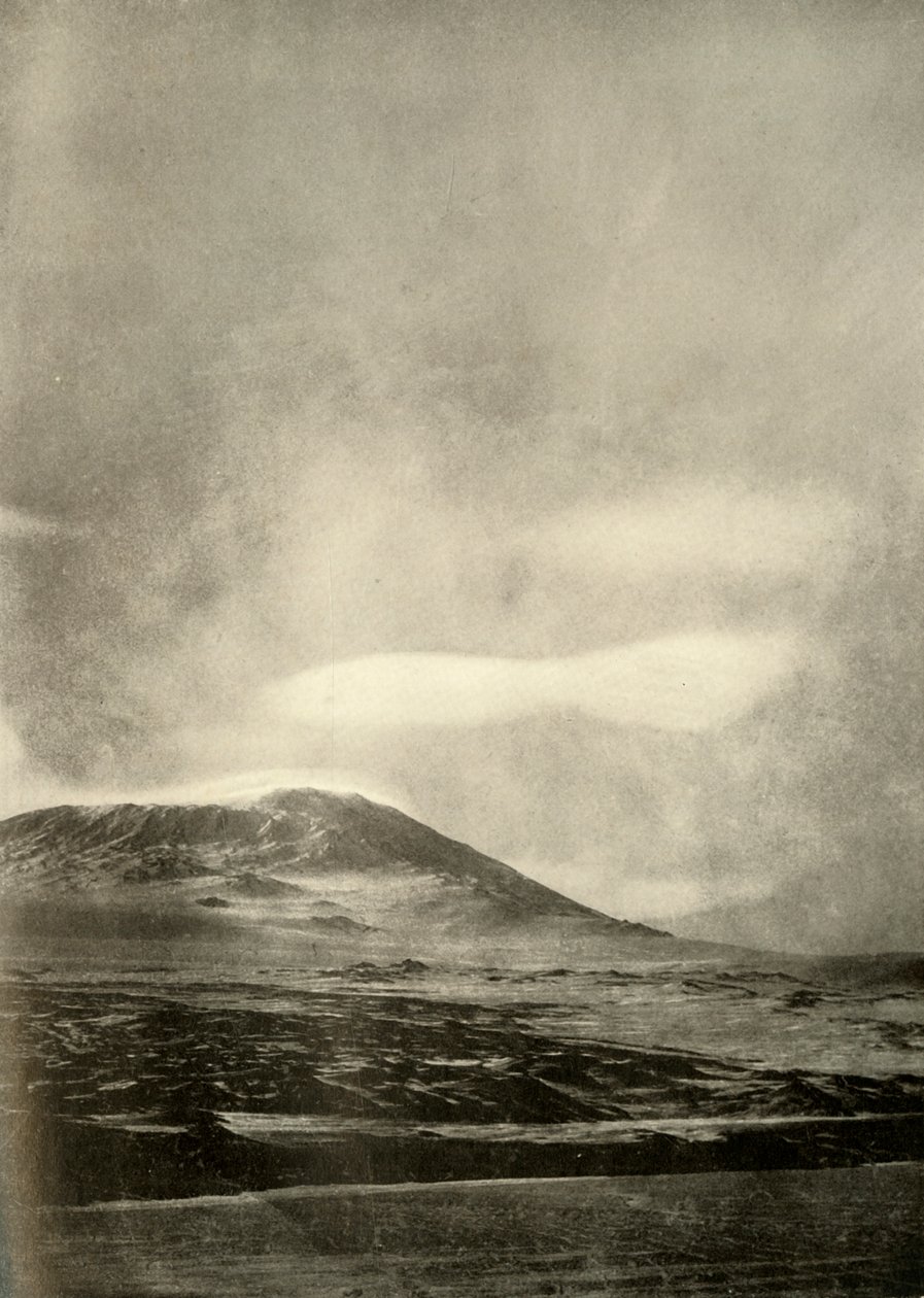 سحابة البكمبل فوق Erebus ، c1908 ، 1909. بواسطة غير معروف