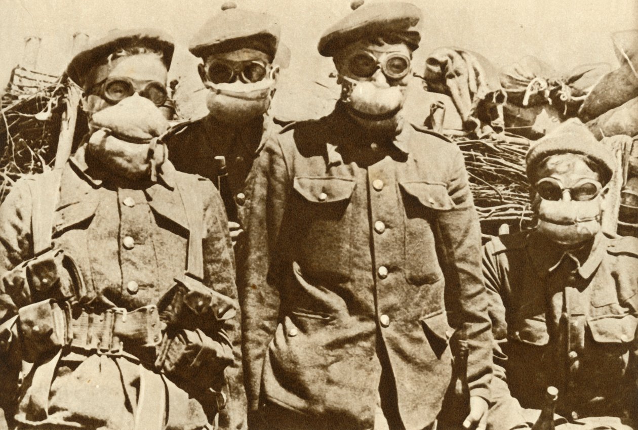أقنعة الغاز المبكرة ، الحرب العالمية الأولى ، 1915 ، 1935. بواسطة غير معروف