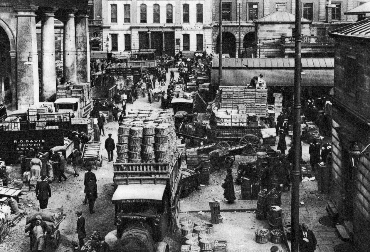 الصباح الباكر في كوفنت غاردن ، لندن ، 1926-1927 بواسطة غير معروف