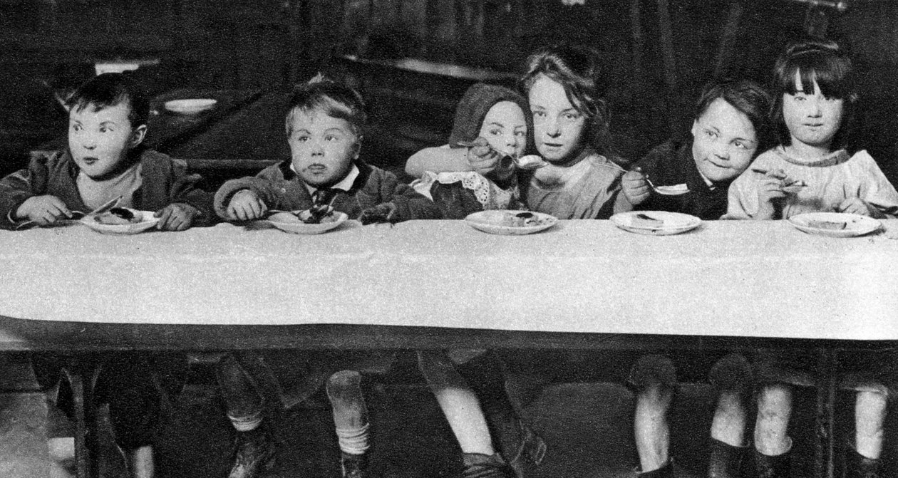 يتم إطعام أطفال إيست إند من قبل منظمة خيرية ، لندن ، 1926-1927 بواسطة غير معروف