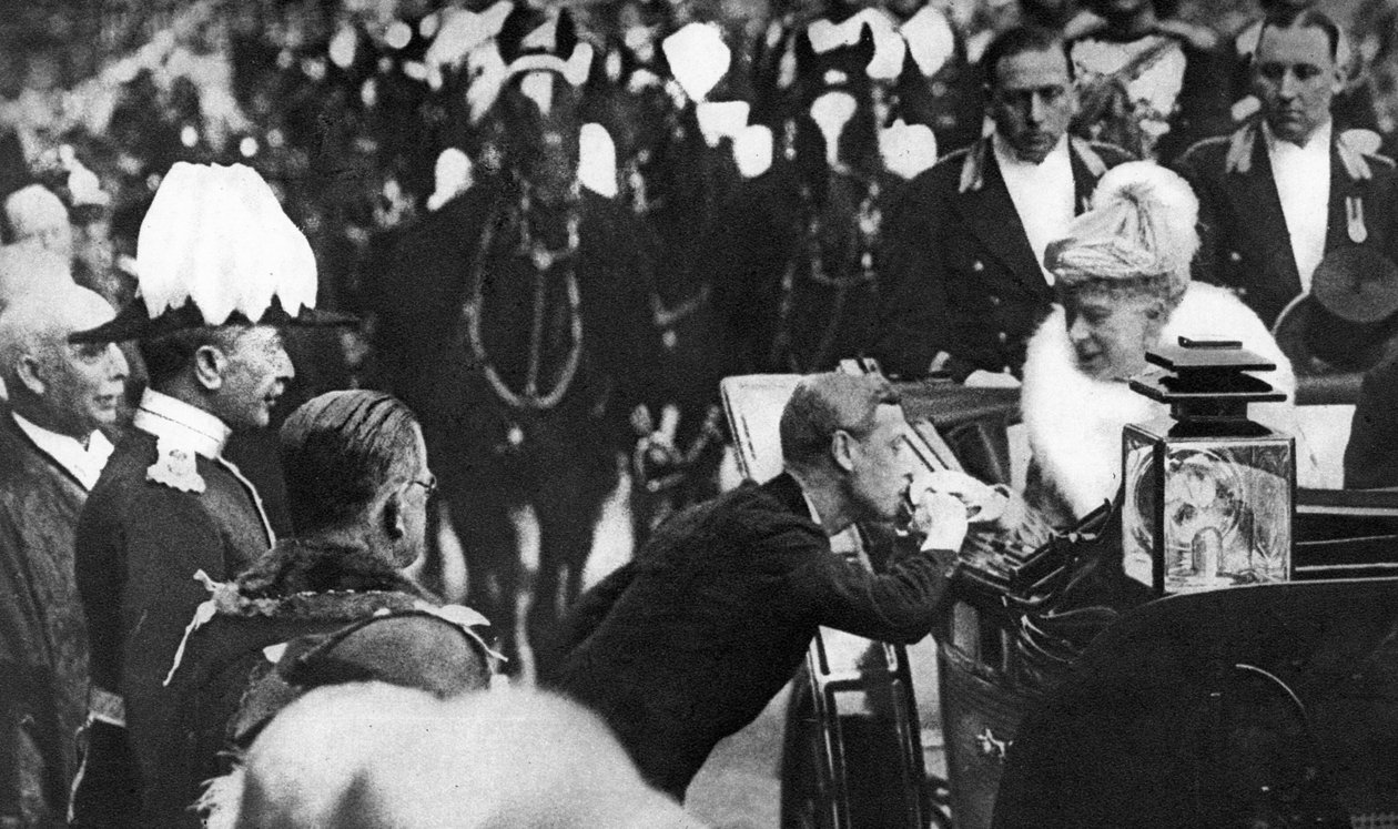 إدوارد الثامن يحيي الملكة ماري في وندسور ، 1936 بواسطة غير معروف