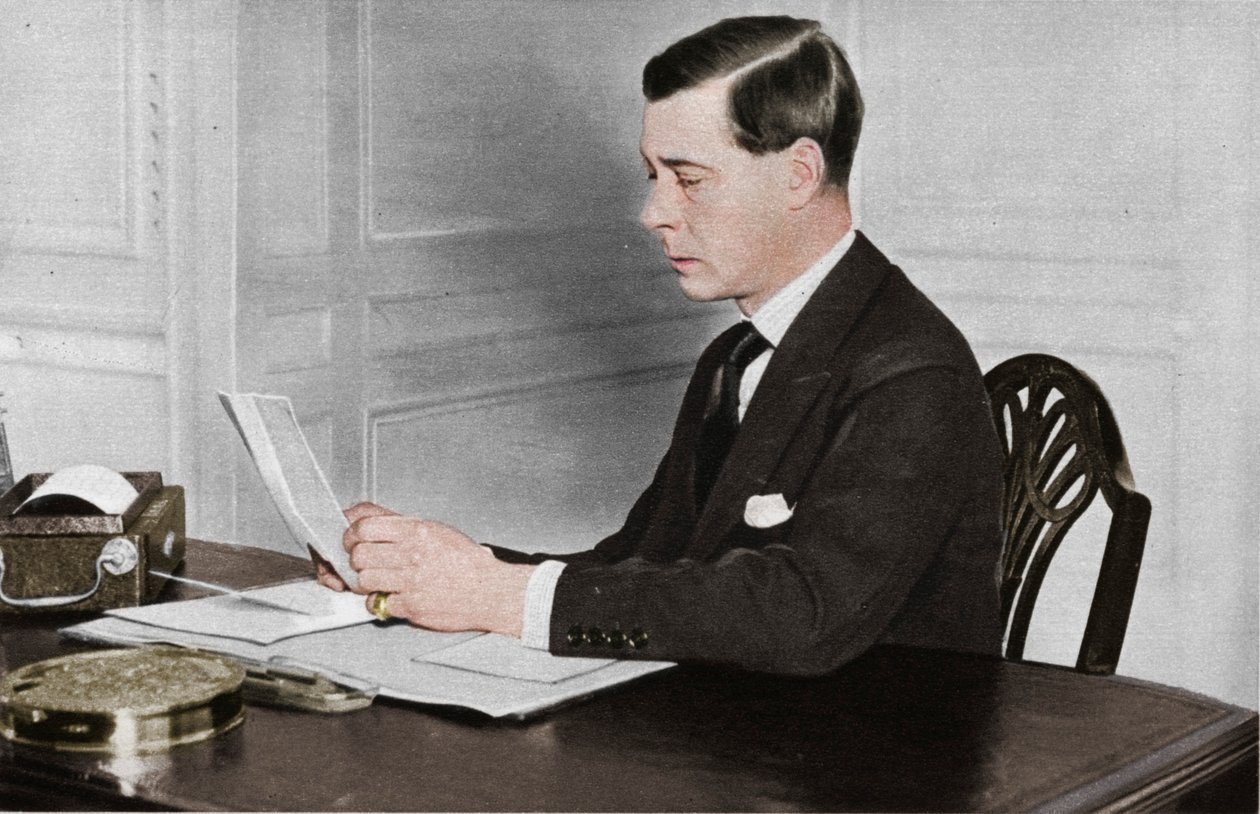 إدوارد الثامن يعمل في مكتبه في قصر سانت جاميس ، لندن ، 1936 بواسطة غير معروف
