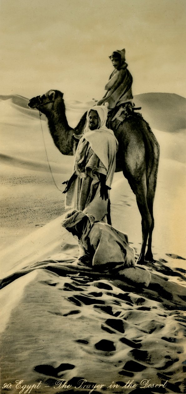مصر - الصلاة في الصحراء ، c1918-c1939. بواسطة غير معروف