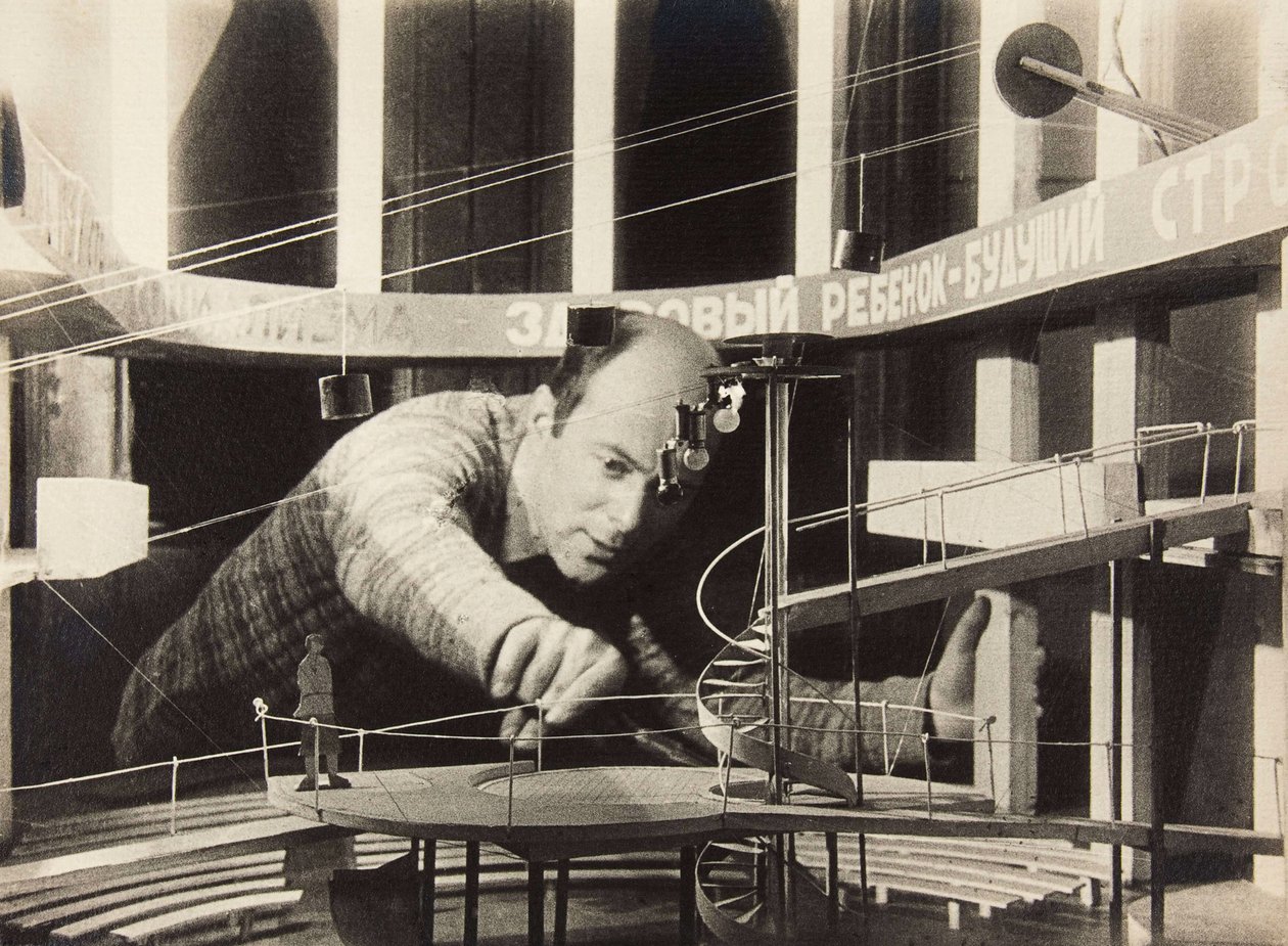 El Lissitzky العمل على تصميم المسرح ، مسرح Meyerhold ، 1929. بواسطة غير معروف