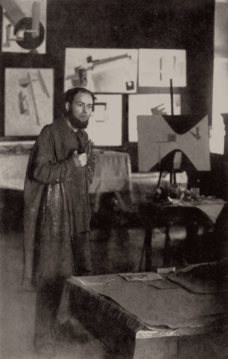 El Lissitzky في مرسمه في فيتيبسك ، 1919. بواسطة غير معروف