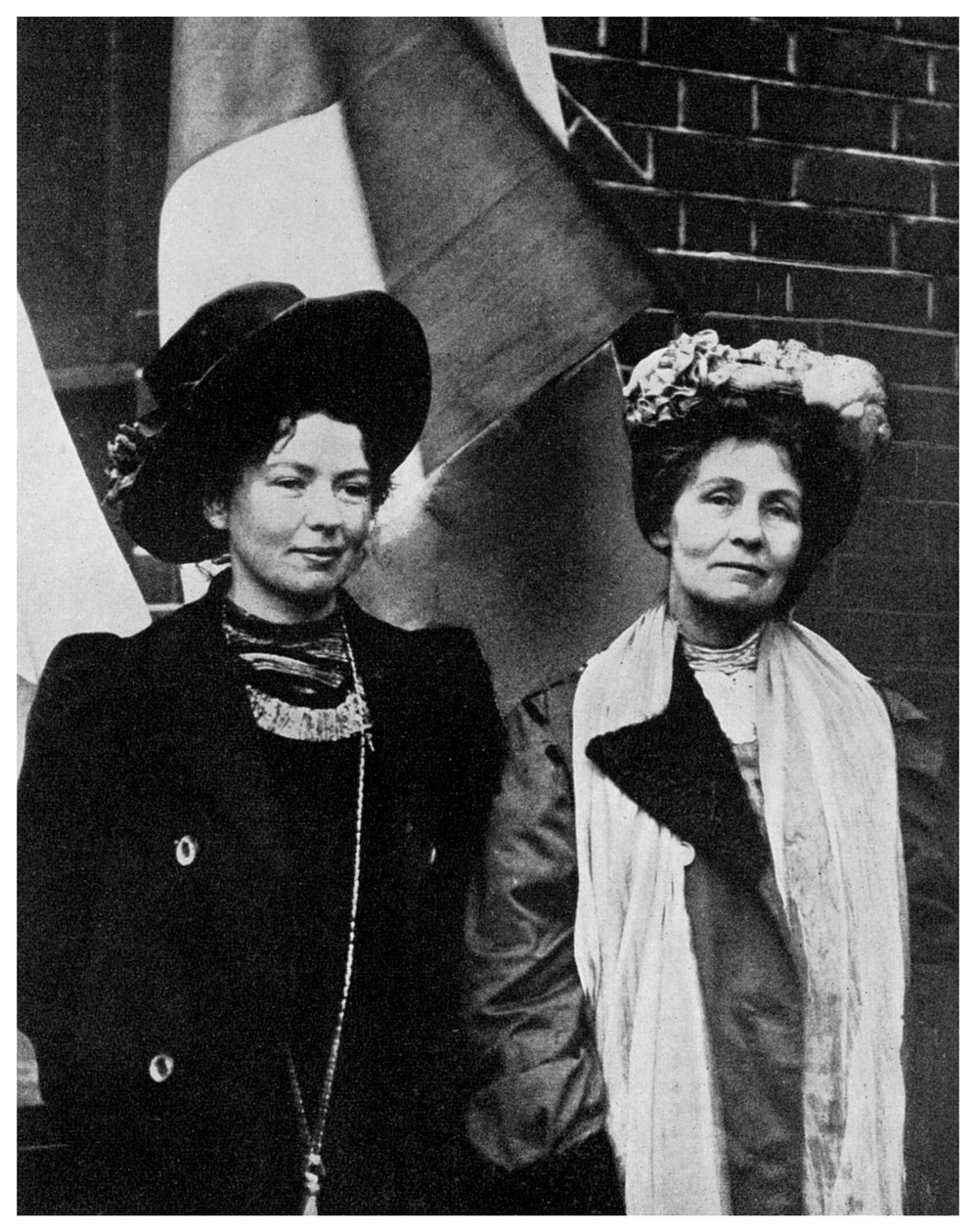Emmeline Pankhurst ، البريطانية ذات حق الاقتراع ، وابنتها كريستابل ، أوائل القرن العشرين 1956 بواسطة غير معروف