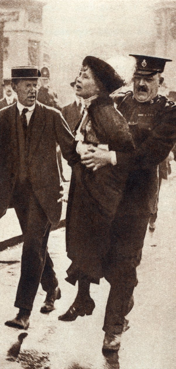 اعتقلت Emmeline Pankhurst من قبل المشرف Rolfe خارج قصر باكنغهام ، لندن ، مايو 1914 بواسطة غير معروف
