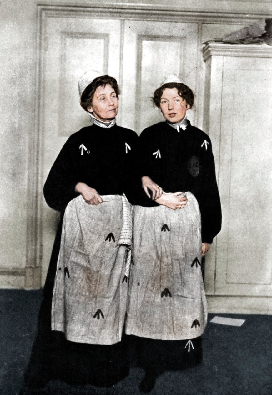 Emmeline و Christabel Pankhurst ، الإنجليزية حق الاقتراع ، في ثوب السجن ، 1908 بواسطة غير معروف
