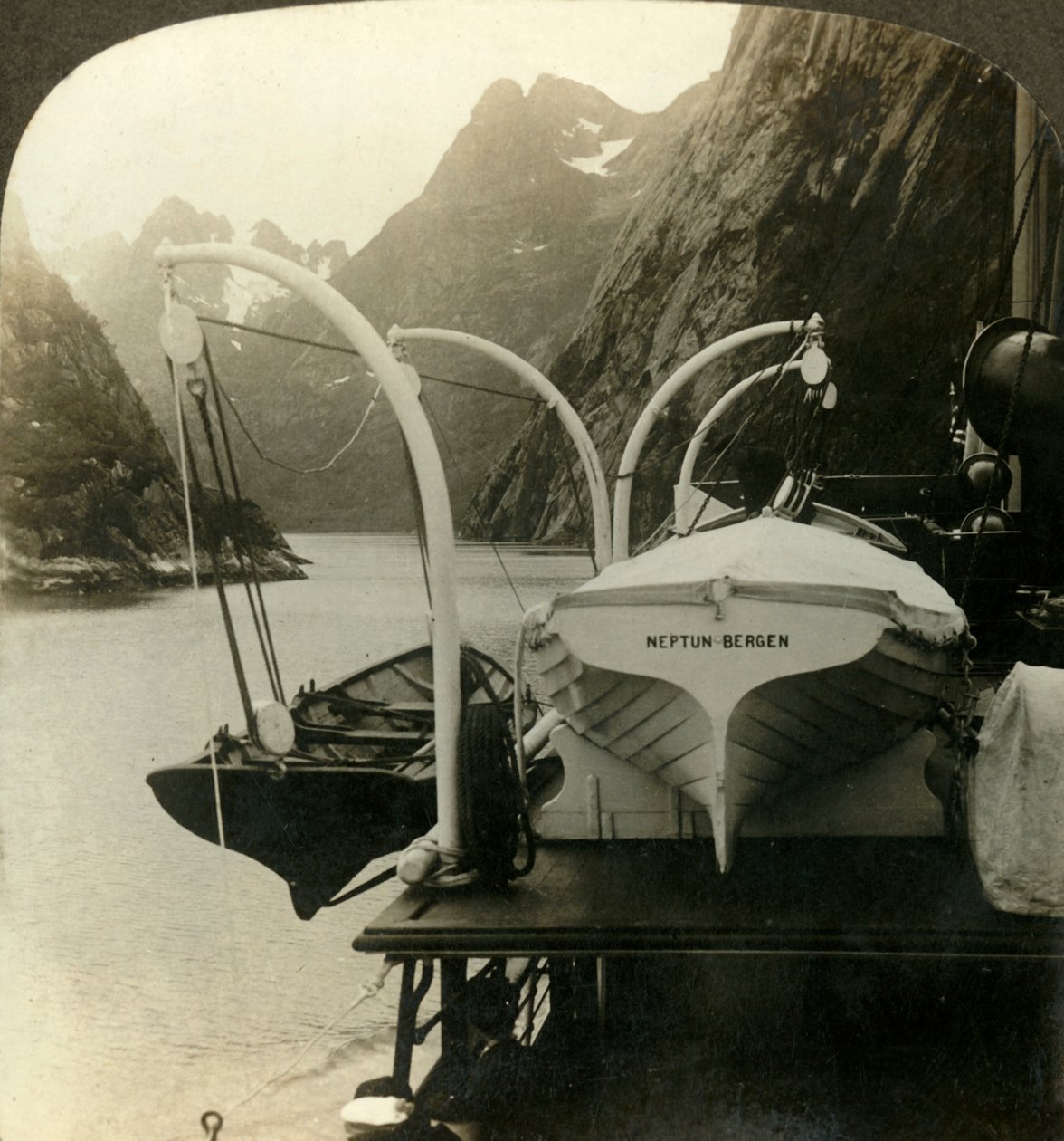 في الطريق إلى المنحدرات الثمينة التي تتجنب شمال كيب على طول لينغينفيورد ، النرويج ، c1905. بواسطة غير معروف