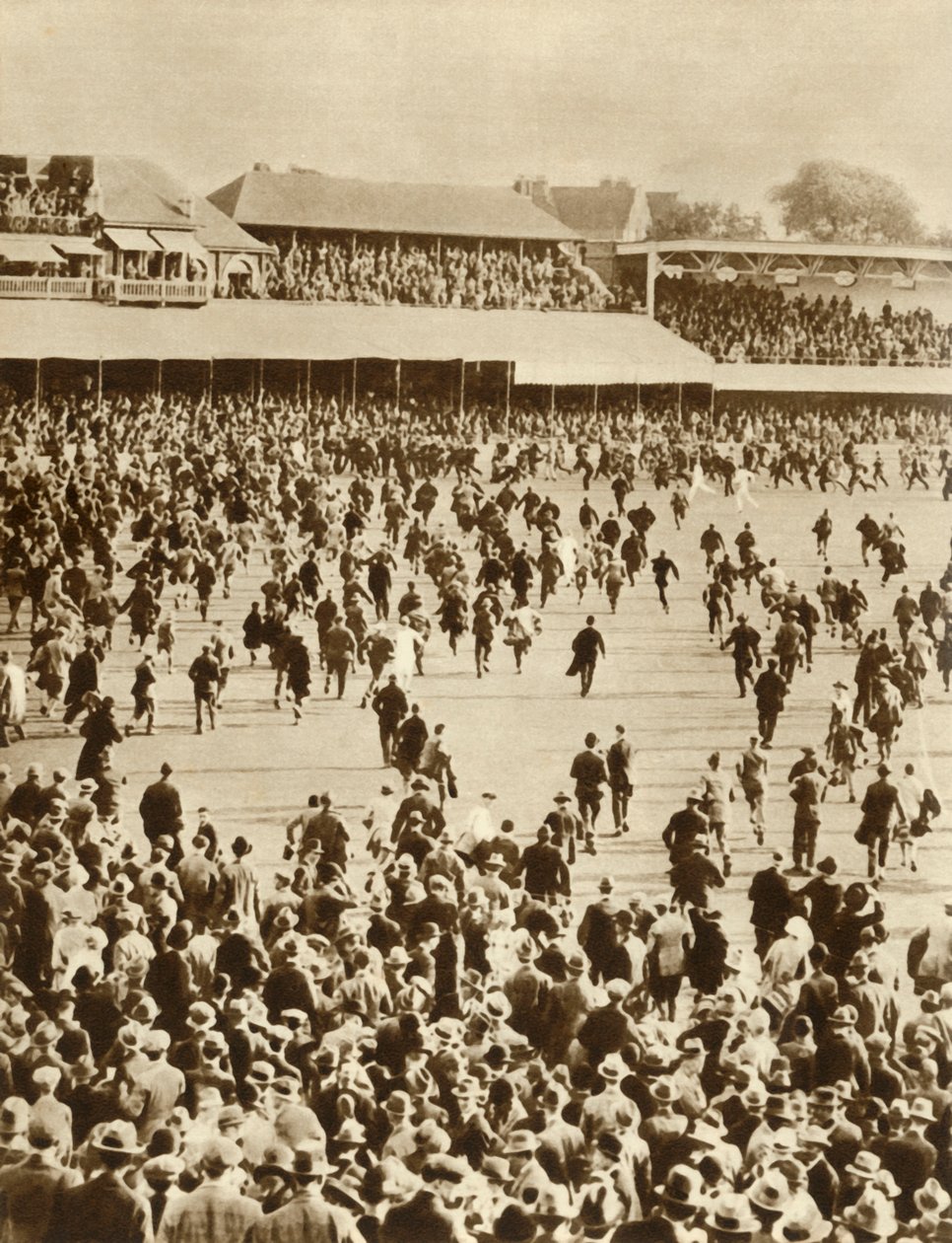 فازت إنجلترا على الرماد ضد أستراليا ، ملعب البيضاوي للكريكيت ، لندن ، 1926 ، 1935. بواسطة غير معروف