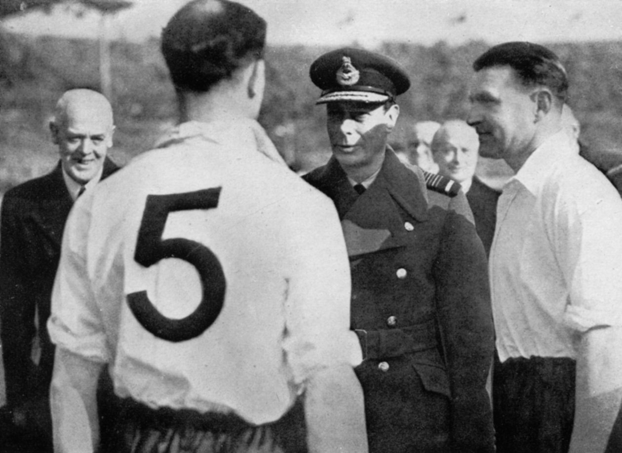 لقاء لاعب كرة القدم الإنجليزي إيدي هابجود مع الملك جورج السادس ، c1937-c1944 بواسطة غير معروف