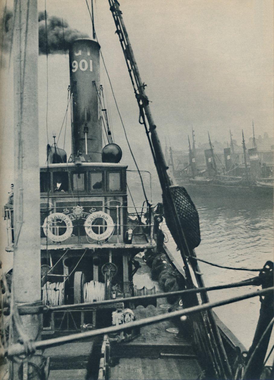دخول سفينة Grimsby Docks في نهاية رحلة بحر الشمال هي سفينة الصيد Saurian ، 1937 بواسطة غير معروف