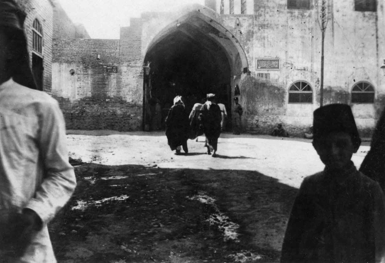 مدخل بازار بغداد ، بلاد الرافدين ، الحرب العالمية الأولى ، 1918 بواسطة غير معروف