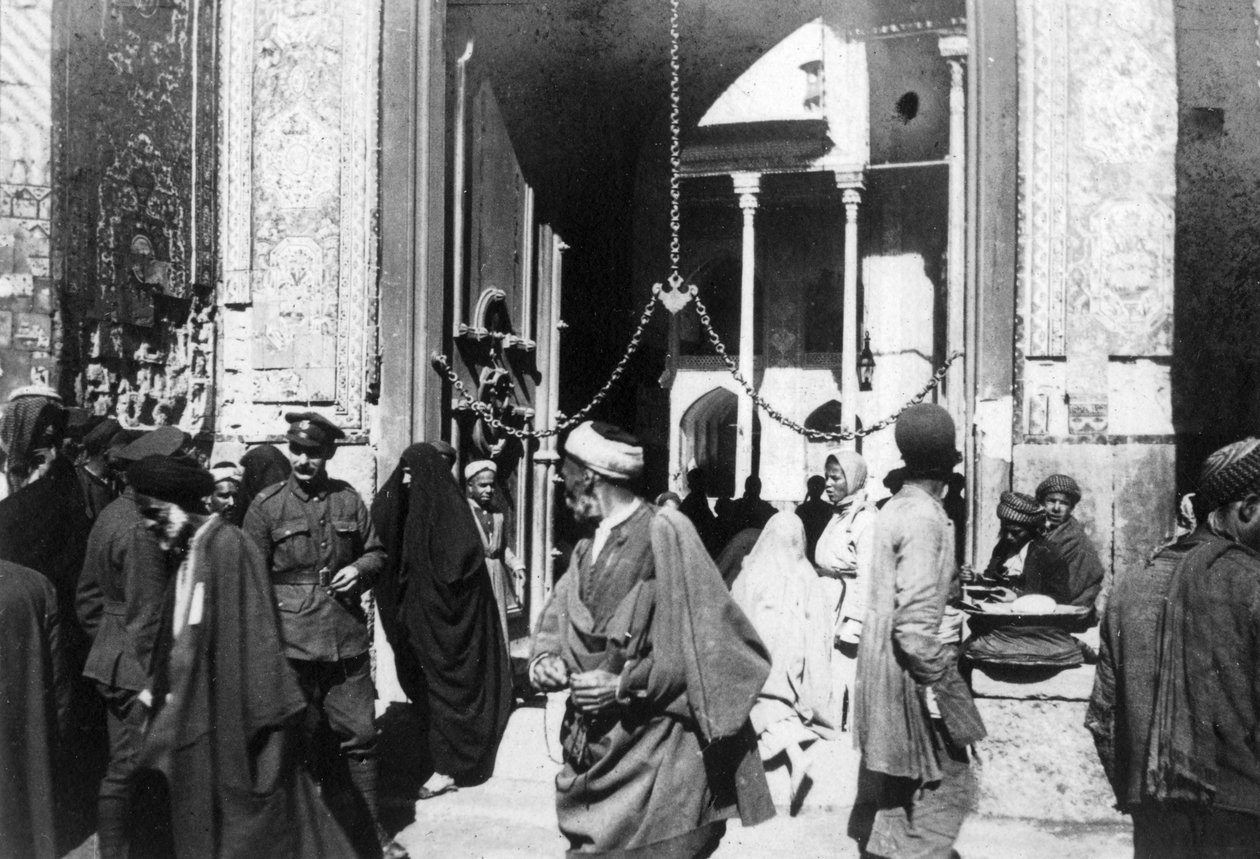 مدخل مسجد الكاظمين ، العراق ، 1917-1919 بواسطة غير معروف