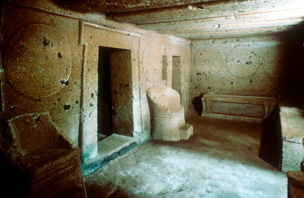 مدخل قبر في مقبرة إترورية ، Cerveteri Caere إيطاليا ، القرنين السابع والسادس قبل الميلاد بواسطة غير معروف
