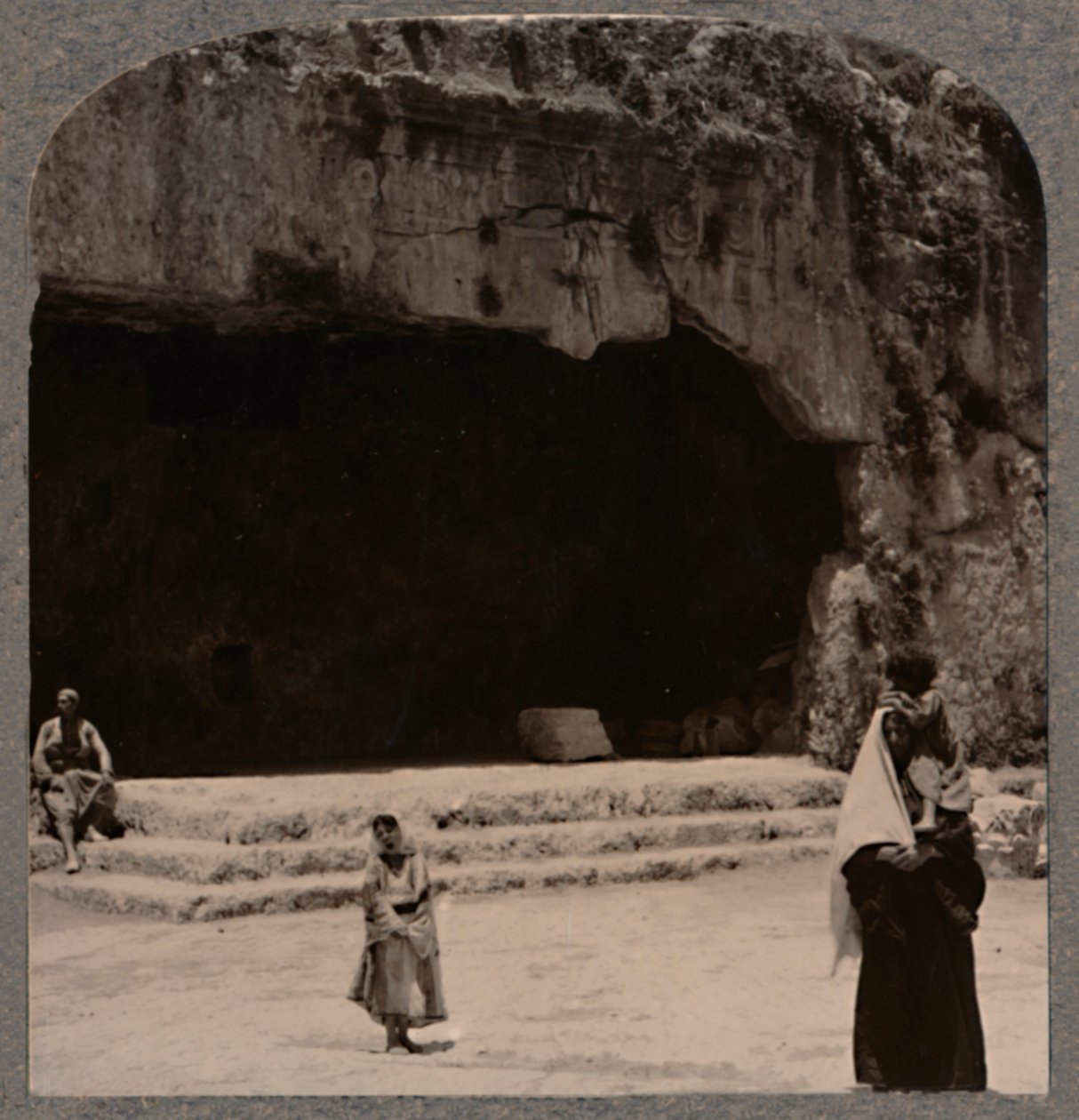 مدخل مقابر القضاة ، ج 1900 بواسطة غير معروف