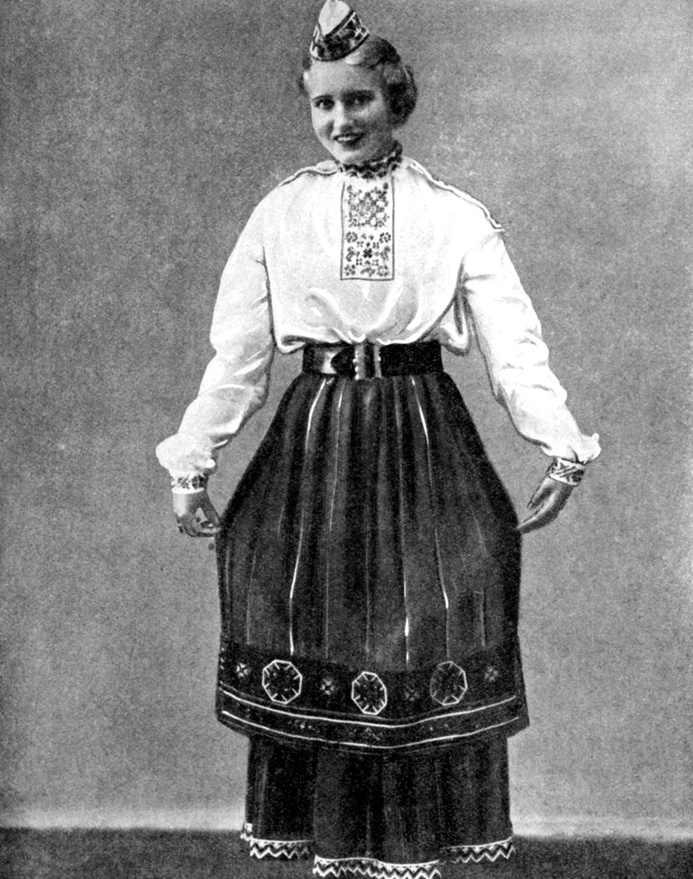 امرأة إستونية بالزي التقليدي ، 1936 بواسطة غير معروف